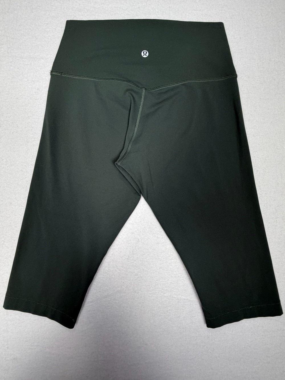 lululemon athletica women’s  green Athletic yoga Shorts Sz. 4